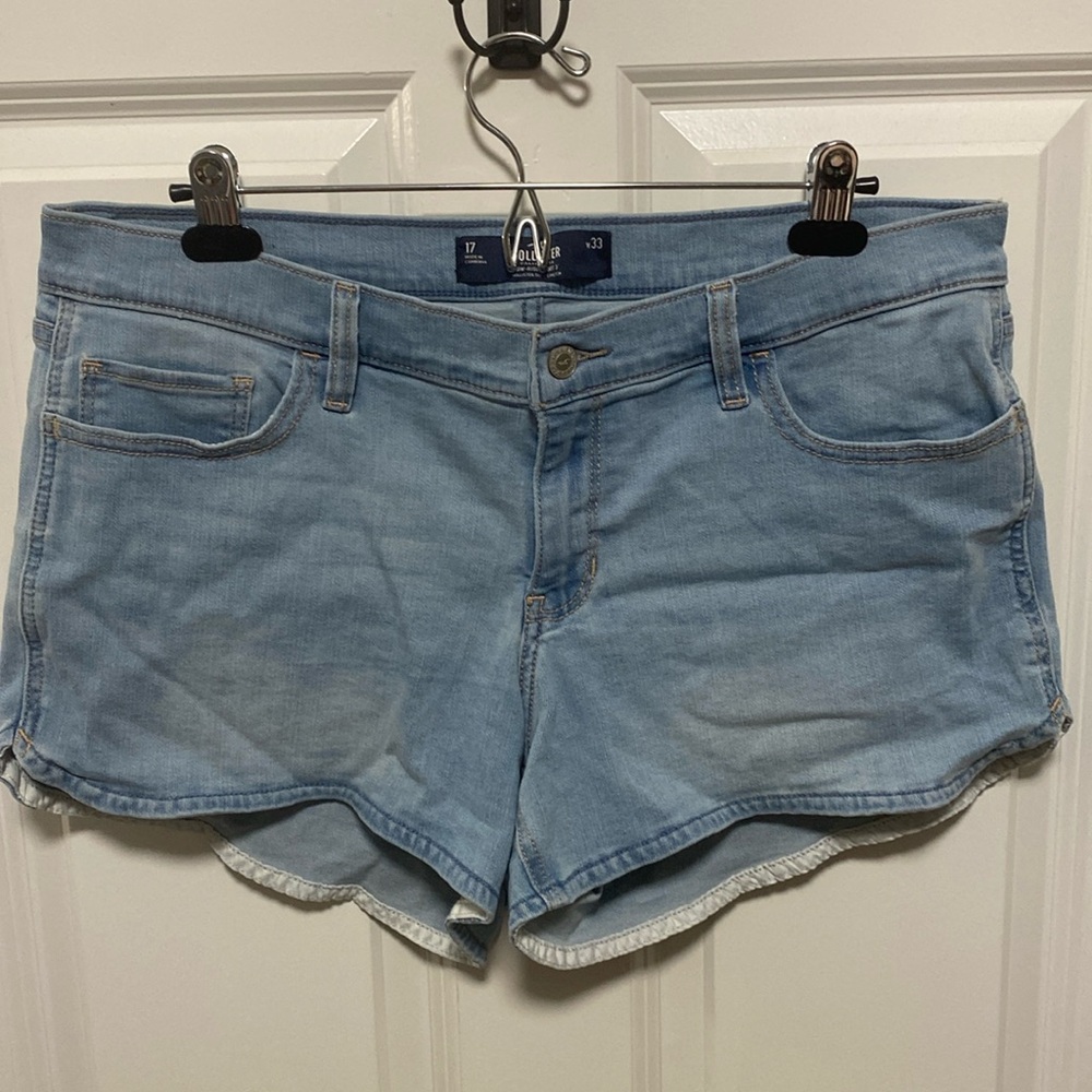 Hollister Low-Rise Light Wash Dolphin Hem Denim Short 3"